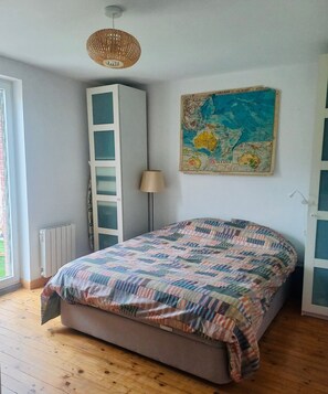 3 habitaciones, tabla de planchar con plancha, wifi y ropa de cama 