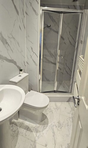 Apartment | Bathroom | Shower, towels