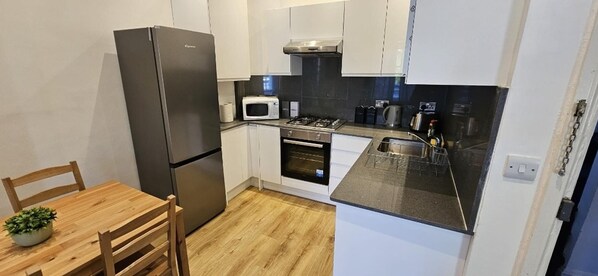 Apartamento | Cozinha privada | Geladeira, micro-ondas, fogão, cooktop