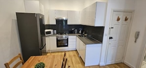 Apartamento | Cozinha privada | Geladeira, micro-ondas, fogão, cooktop