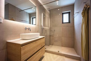Dusche, Haartrockner, Handtücher, Shampoo