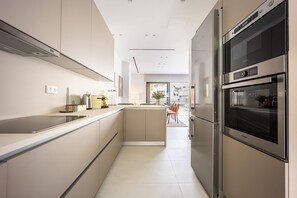 Refrigerador, parrilla de estufa, lavavajillas y cafetera y tetera