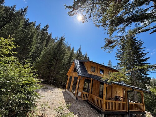 Charming 2-bedroom cabin in amazing Babino Polje with WiFi