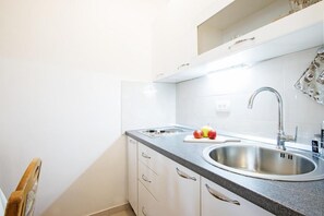 Kühlschrank, Mikrowelle, Herdplatte, Wasserkocher mit Kaffee-/Teezubehör