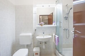 Dusche, Haartrockner, Handtücher