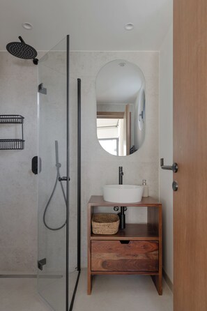 Shower, hair dryer, towels