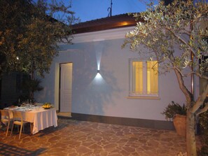 Outdoor dining - Independent two-room apartment Villa Rina 1 (Pesaro Urbino)