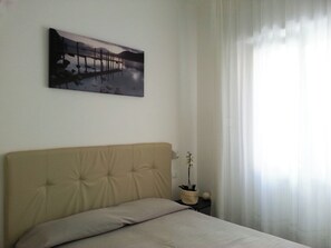 1 slaapkamer, een kluis op de kamer, een strijkplank/strijkijzer