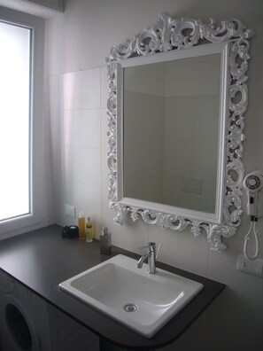Douche, sèche-cheveux, bidet, serviettes fournies