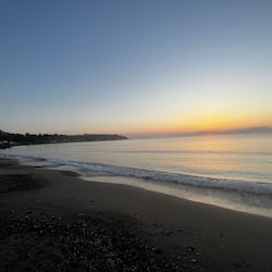 Beach nearby, white sand, beach bar
