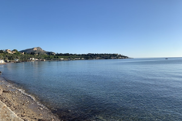 Una spiaggia nelle vicinanze, sabbia bianca, un bar sulla spiaggia