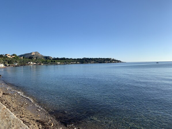 Ubicación cercana a la playa, arena blanca y bar en la playa