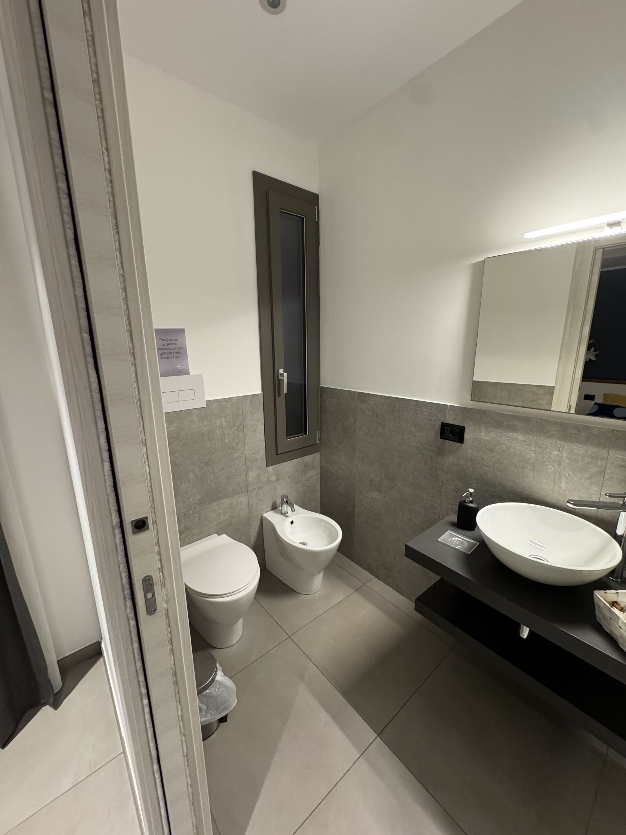 Un baño moderno con inodoro, bidé y un lavabo grande.