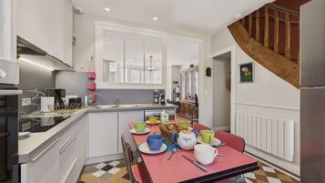 Een koelkast, een microgolfoven, een oven, een vaatwasser