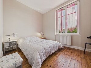 4 bedrooms, iron/ironing board, free WiFi