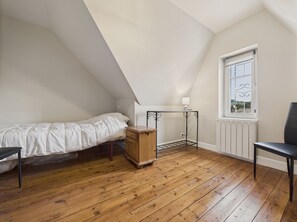 4 bedrooms, iron/ironing board, free WiFi