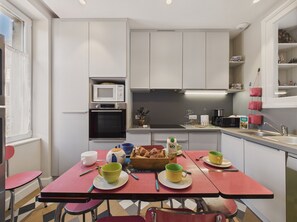 Kühlschrank, Mikrowelle, Ofen, Geschirrspüler