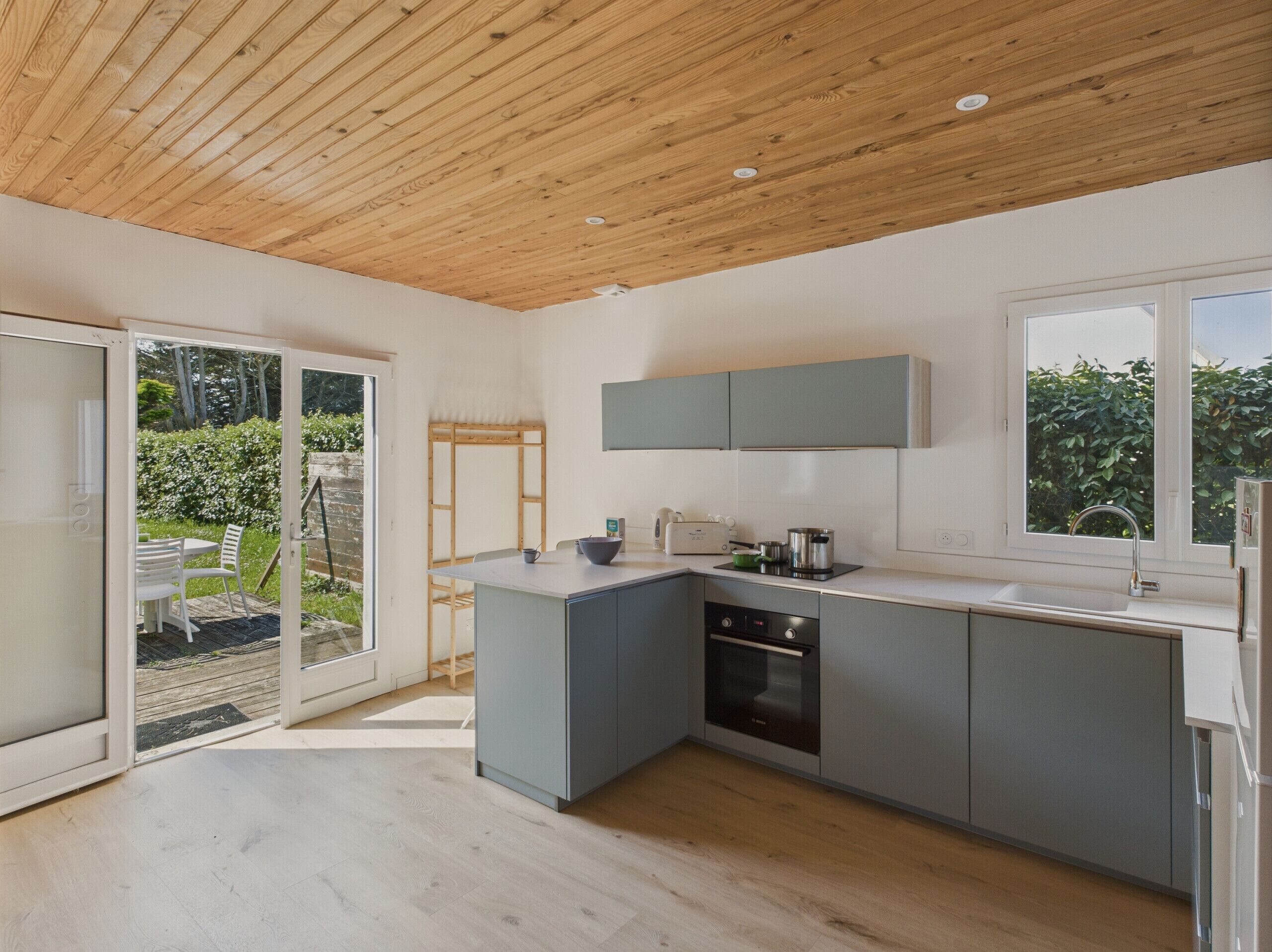 Réfrigérateur, four, lave-vaisselle, bouilloire électrique