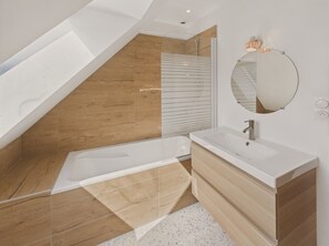 Shower, hair dryer - House for 6 with garden, 900 m from the beach (Penmarch)