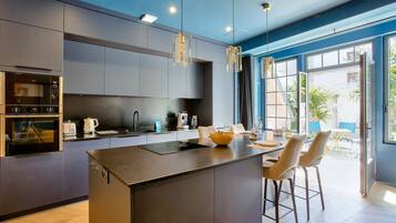 Een koelkast, een microgolfoven, een oven, een vaatwasser