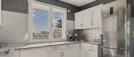 冷蔵庫、電子レンジ、オーブン、食器洗い機