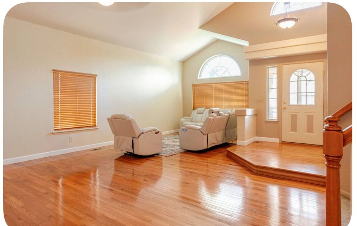 Very nice 4 bedrooms house. five minutes from Denver international airport