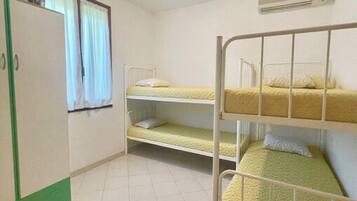 4 bedrooms, bed sheets