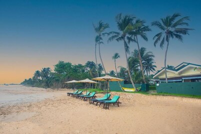 Charming 4-bedroom villa with WiFi, AC in serene Balapitiya