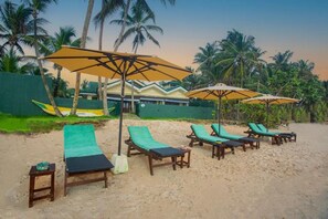 Property grounds - Charming 4-bedroom villa with WiFi, AC in serene Balapitiya (BALAPITIYA)