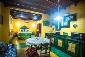 4 slaapkamers, een strijkplank/strijkijzer, gratis wifi, beddengoed