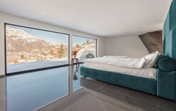 4 bedrooms, iron/ironing board, travel cot, free WiFi