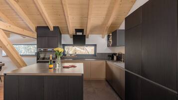 Fridge, oven, stovetop, dishwasher