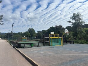Sport court - Mobile home located at the 4-star la pierre verte campsite, route de bagnols in FREJUS (Fréjus)