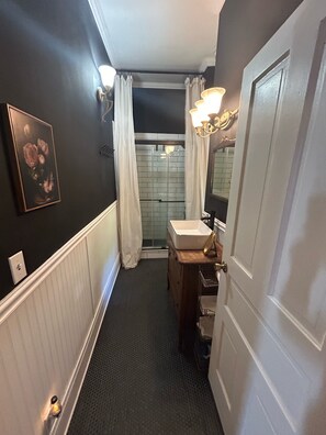 تجهيزات دش، مجففات شعر، مراحيض شطف، صابون