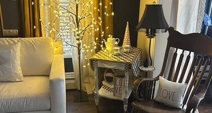 Spacious 5-bedroom Victorian house in charming Old Town Alpena with AC