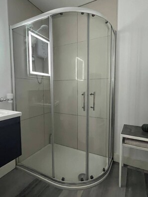 Apartment | Bathroom - Portrush 2-bed Apt, Sleeps 4, Parking (Portrush)