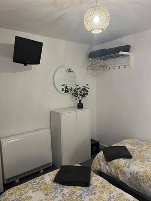 Apartment | 2 bedrooms, iron/ironing board, free WiFi, bed sheets - Portrush 2-bed Apt, Sleeps 4, Parking (Portrush)