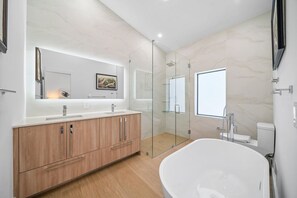 Een douche, een haardroger, handdoeken