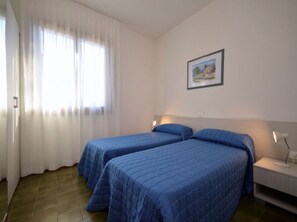 2 bedrooms, WiFi - Flat in a villa with fenced garden (Bibione)