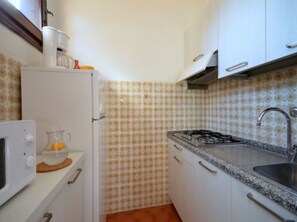 Réfrigérateur, micro-ondes, plaque de cuisson, cafetière/bouilloire