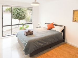 4 bedrooms, iron/ironing board, WiFi, bed sheets