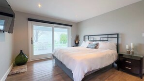 3 bedrooms, desk, travel crib, WiFi