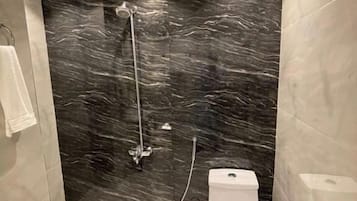 Chuveiro, produtos de toalete grátis, toalhas de banho, sabonete