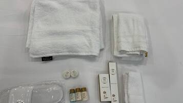 Ducha, artículos de tocador gratuitos, toallas, jabón