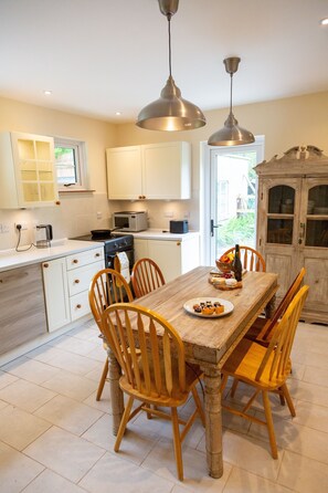 Dining - 3 Bedroom idyllic countryside cottage in the middle of rural Wiltshire (Coate)