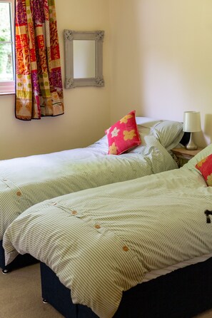 3 bedrooms, iron/ironing board, travel crib, free WiFi - 3 Bedroom idyllic countryside cottage in the middle of rural Wiltshire (Coate)
