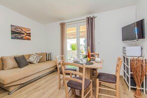 Appartement classique, vue sur le jardin | Repas dans la chambre