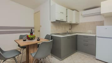 Standard Apartment, Garden View | Private kitchen | Espresso maker, electric kettle
