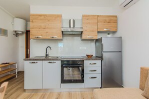 Appartamento Classic, vista giardino | Cucina privata | Macchina per caffè espresso, bollitore elettrico