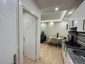 Fridge, stovetop, electric kettle, cookware/dishes/utensils - Two-Bedroom Apartment in Taksim - No: 3 (İstanbul)
